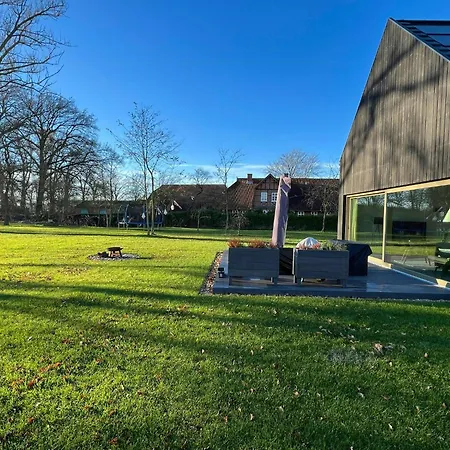 Vakantiehuis Architect's House With Nature View
